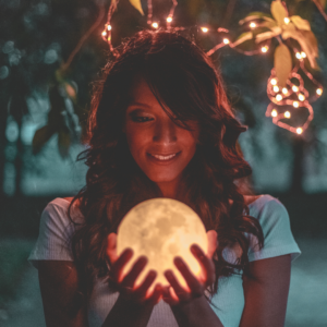 女性が月のランプを持っている写真です。